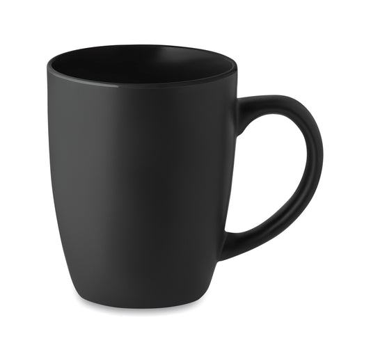 Schwarzer Kaffeebecher aus matter Keramik. Glänzende farbige Innenseite. Füllmenge: 290 ml. Mit