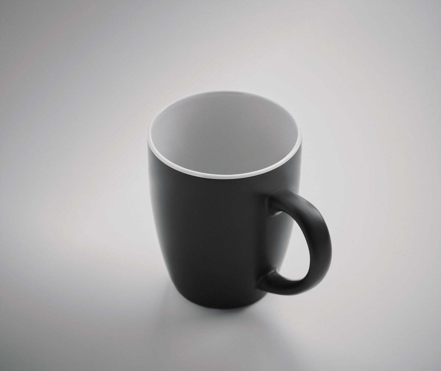Schwarzer Kaffeebecher aus matter Keramik. Glänzende farbige Innenseite. Füllmenge: 290 ml. Mit