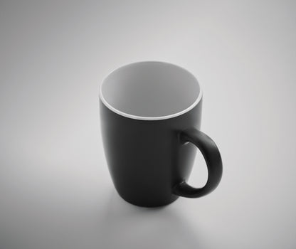 Schwarzer Kaffeebecher aus matter Keramik. Glänzende farbige Innenseite. Füllmenge: 290 ml. Mit