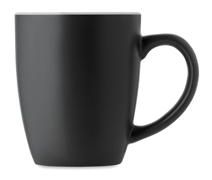 Schwarzer Kaffeebecher aus matter Keramik. Glänzende farbige Innenseite. Füllmenge: 290 ml. Mit