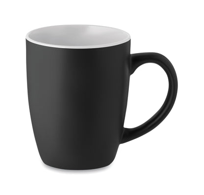 Schwarzer Kaffeebecher aus matter Keramik. Glänzende farbige Innenseite. Füllmenge: 290 ml. Mit