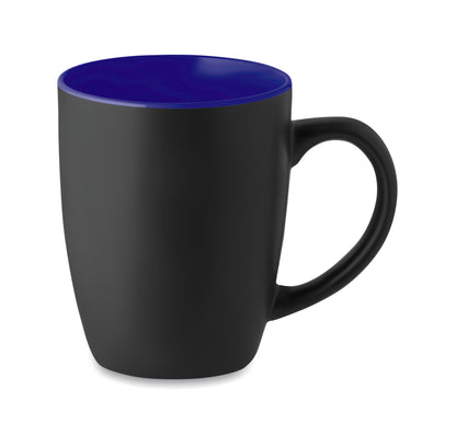 Schwarzer Kaffeebecher aus matter Keramik. Glänzende farbige Innenseite. Füllmenge: 290 ml. Mit