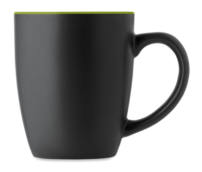 Schwarzer Kaffeebecher aus matter Keramik. Glänzende farbige Innenseite. Füllmenge: 290 ml. Mit