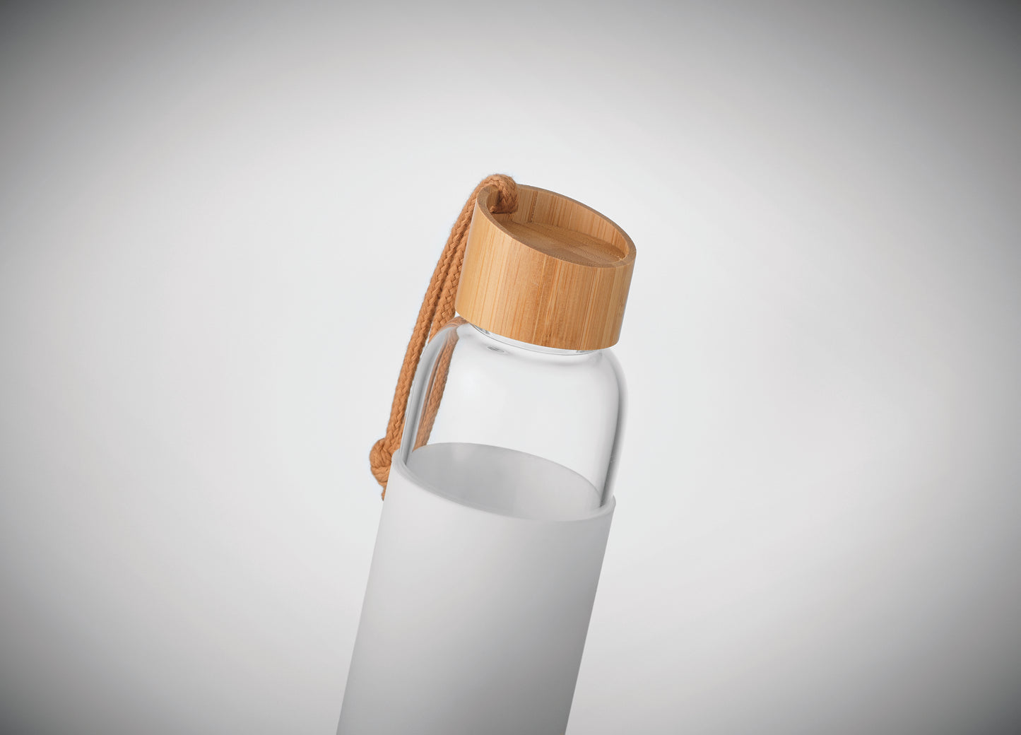 Trinkflasche aus Glas mit Silikon-Schutzhülle. Deckel aus Bambus und Baumwoll-Schlaufe. Nicht geeignet