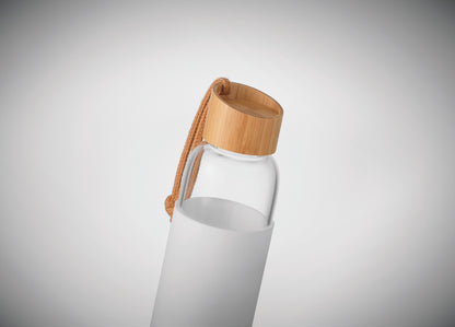 Trinkflasche aus Glas mit Silikon-Schutzhülle. Deckel aus Bambus und Baumwoll-Schlaufe. Nicht geeignet