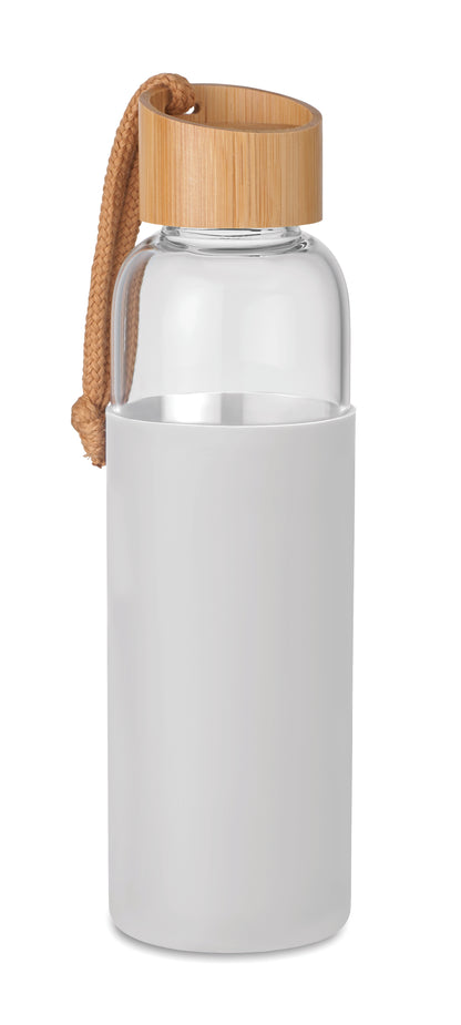Trinkflasche aus Glas mit Silikon-Schutzhülle. Deckel aus Bambus und Baumwoll-Schlaufe. Nicht geeignet