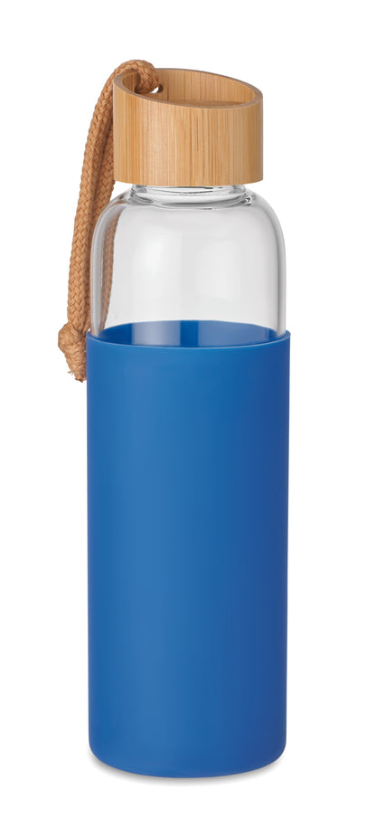 Trinkflasche aus Glas mit Silikon-Schutzhülle. Deckel aus Bambus und Baumwoll-Schlaufe. Nicht geeignet