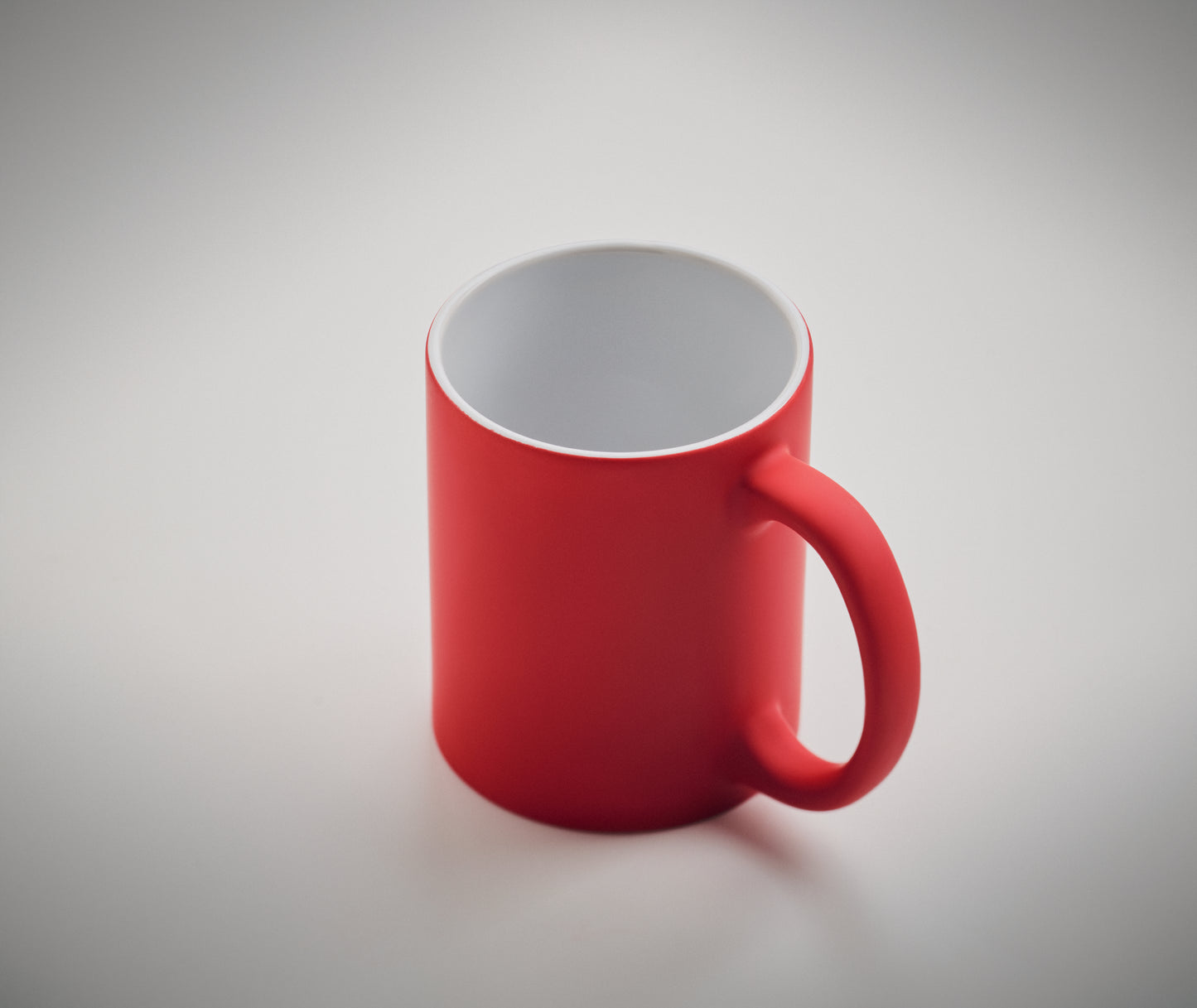 Klassischer Kaffeebecher aus matter Keramik. Füllmenge: 300 ml. Mit einer speziellen Beschichtung