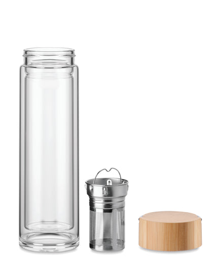 Doppelwandige Trinkflasche aus hochwertigem Borosilikat-Glas. Deckel aus Bambus mit Metallbügel. Mit Tee-Sieb.