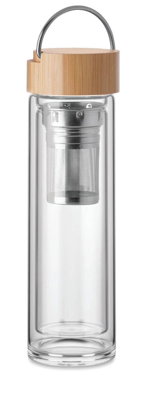 Doppelwandige Trinkflasche aus hochwertigem Borosilikat-Glas. Deckel aus Bambus mit Metallbügel. Mit Tee-Sieb.
