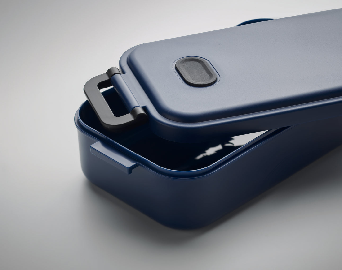 Lunchbox aus PP mit luftdichtem Deckel Ventil und zwei seitlichen Haltklammern. Füllmenge: