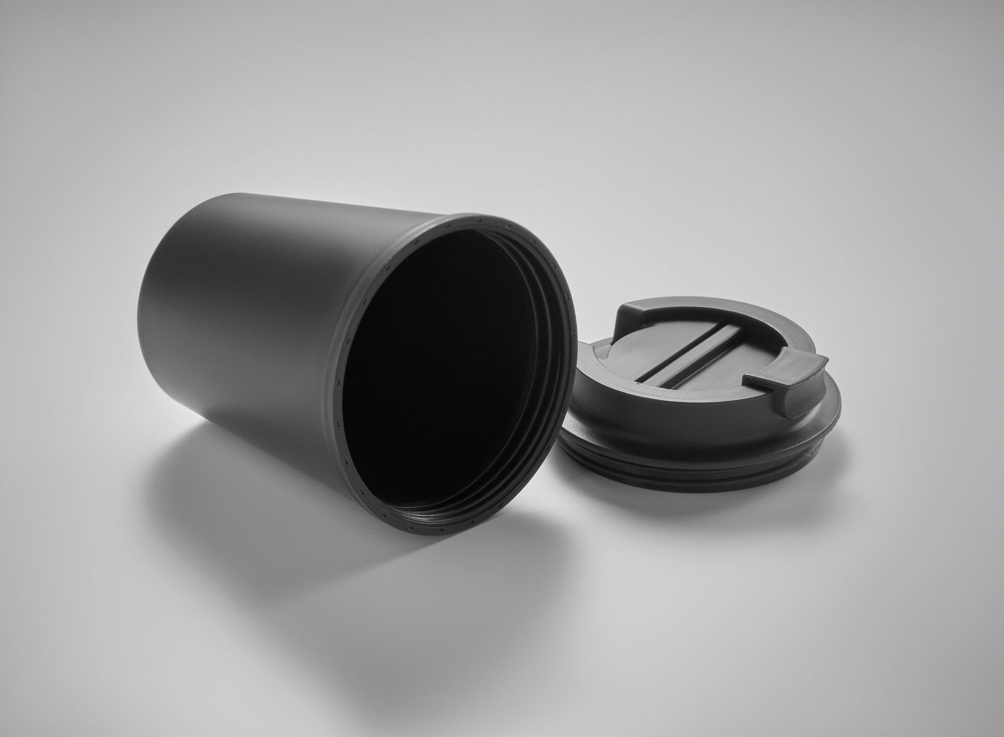 Doppelwandiger Trinkbecher mit Trinkdeckel aus PP. Füllmenge: 300 ml.Auslaufsicher.