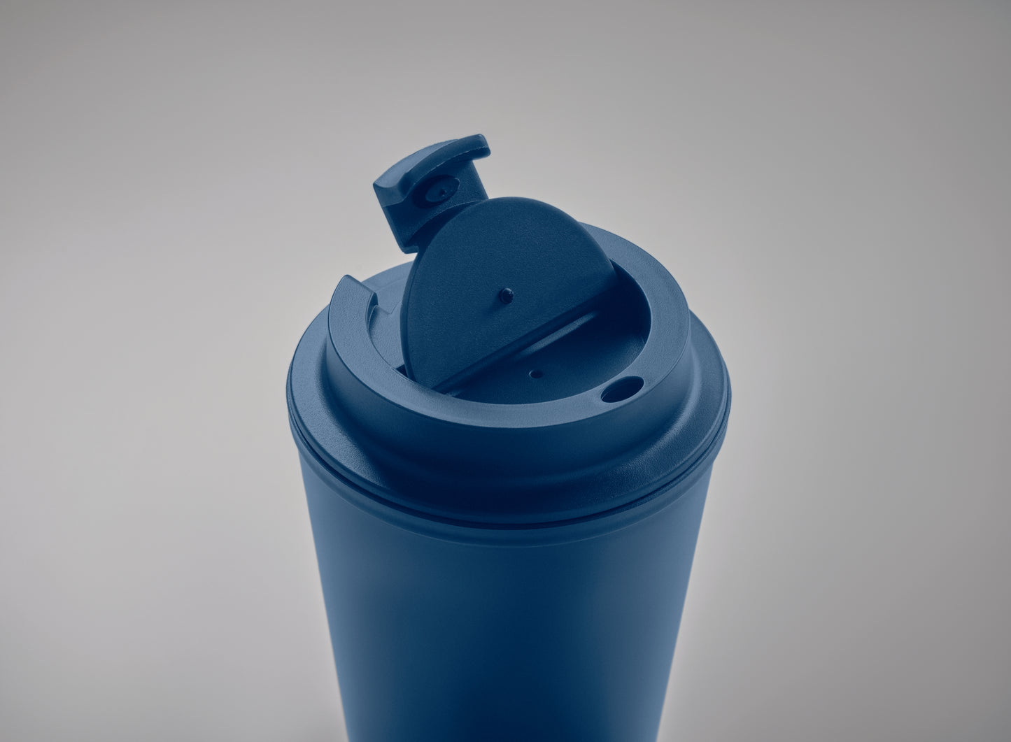Doppelwandiger Trinkbecher mit Trinkdeckel aus PP. Füllmenge: 300 ml.Auslaufsicher.