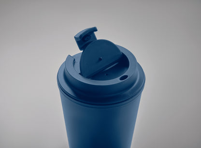 Doppelwandiger Trinkbecher mit Trinkdeckel aus PP. Füllmenge: 300 ml.Auslaufsicher.