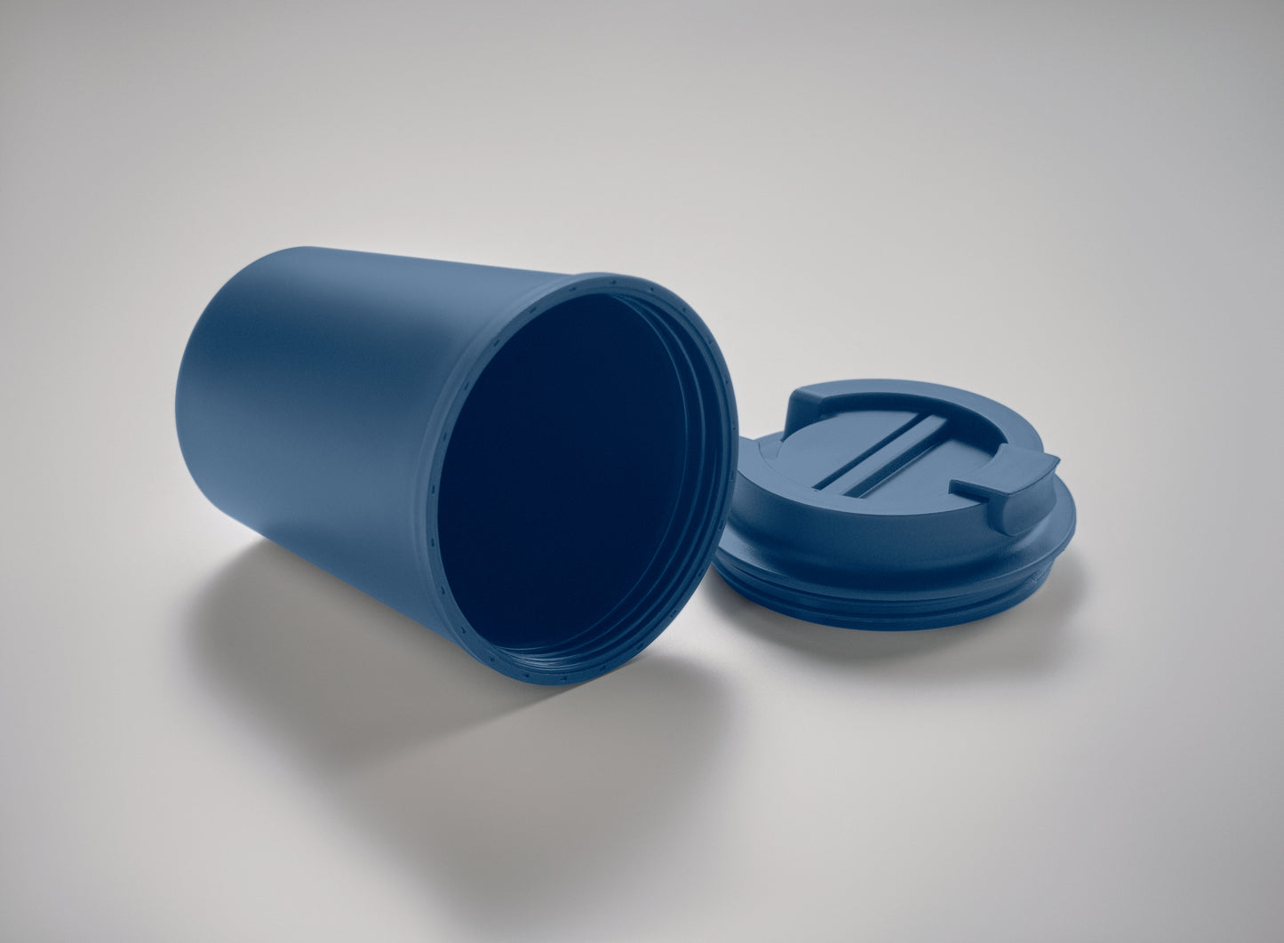 Doppelwandiger Trinkbecher mit Trinkdeckel aus PP. Füllmenge: 300 ml.Auslaufsicher.