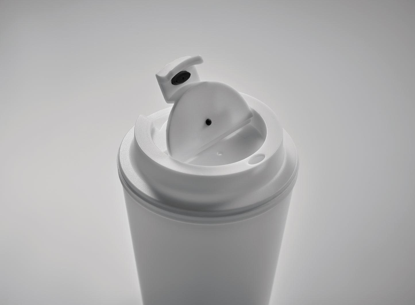 Doppelwandiger Trinkbecher mit Trinkdeckel aus PP. Füllmenge: 300 ml.Auslaufsicher.