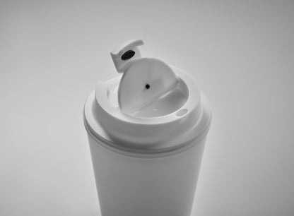 Doppelwandiger Trinkbecher mit Trinkdeckel aus PP. Füllmenge: 300 ml.Auslaufsicher.