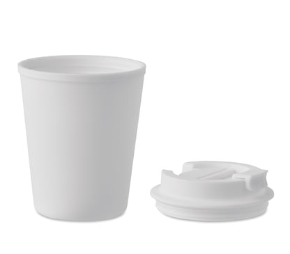 Doppelwandiger Trinkbecher mit Trinkdeckel aus PP. Füllmenge: 300 ml.Auslaufsicher.