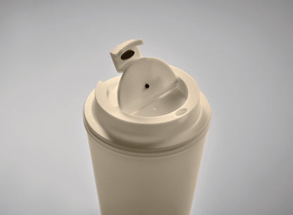 Doppelwandiger Trinkbecher mit Trinkdeckel aus PP. Füllmenge: 300 ml.Auslaufsicher.