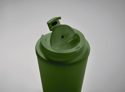 Doppelwandiger Trinkbecher mit Trinkdeckel aus PP. Füllmenge: 300 ml.Auslaufsicher.