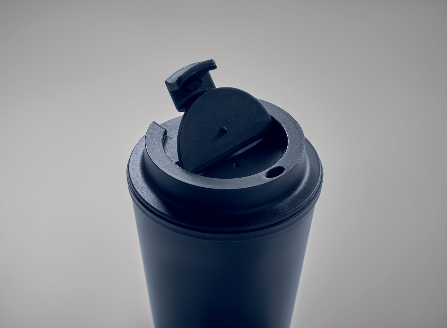 Doppelwandiger Trinkbecher mit Trinkdeckel aus PP. Füllmenge: 300 ml.Auslaufsicher.