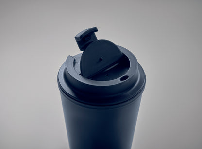 Doppelwandiger Trinkbecher mit Trinkdeckel aus PP. Füllmenge: 300 ml.Auslaufsicher.
