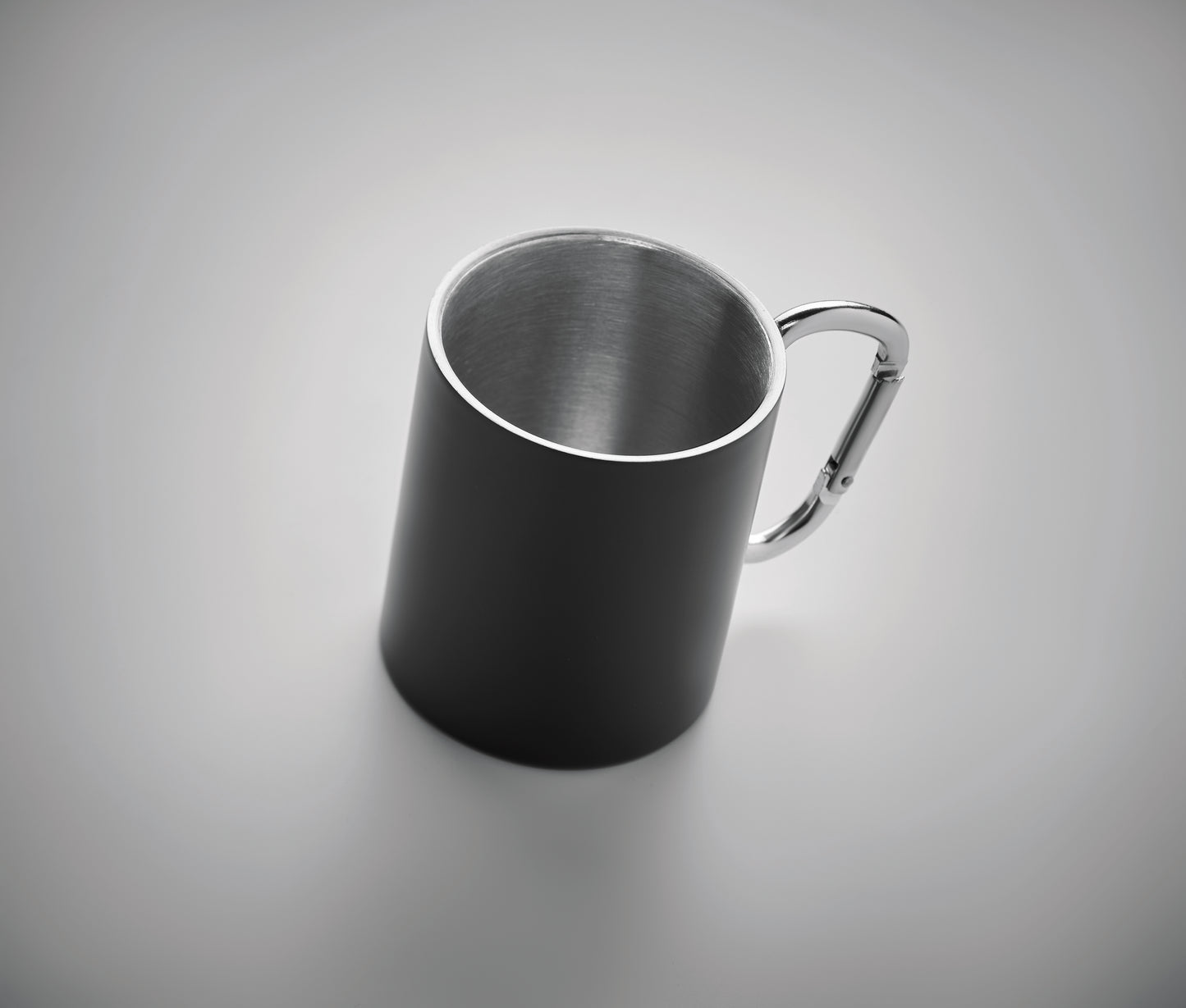 Doppelwandiger Trinkbecher aus Edelstahl. Henkel mit Karabiner. Füllmenge: 300 ml. Der Karabiner