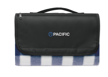Faltbare Picknickdecke aus RPET Polar-Fleece 150 g/m² mit wasserabweisend beschichteter PEVA-Rückseite. Reißverschlusstasche