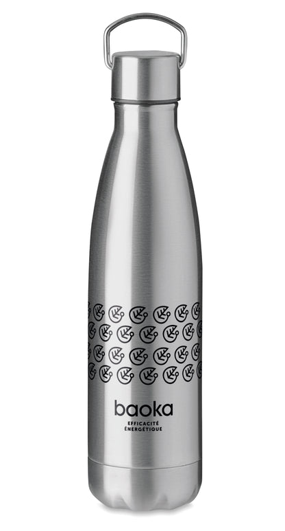 Doppelwandige Isolierflasche aus Edelstahl. Verschluss mit Henkel. Füllmenge: 500 ml. Auslaufsicher.