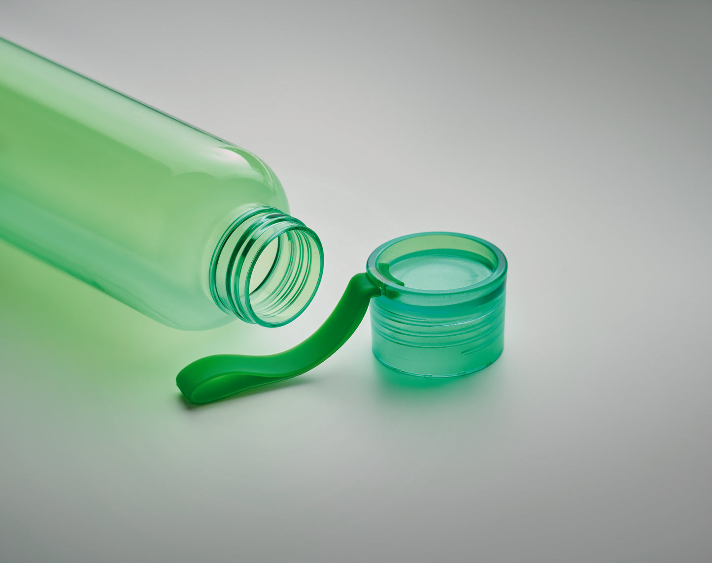 Trinkflasche aus BPA freiem Tritan™. Mit Silikonaufhänger. Füllmenge: 500 ml. Nicht geeignet
