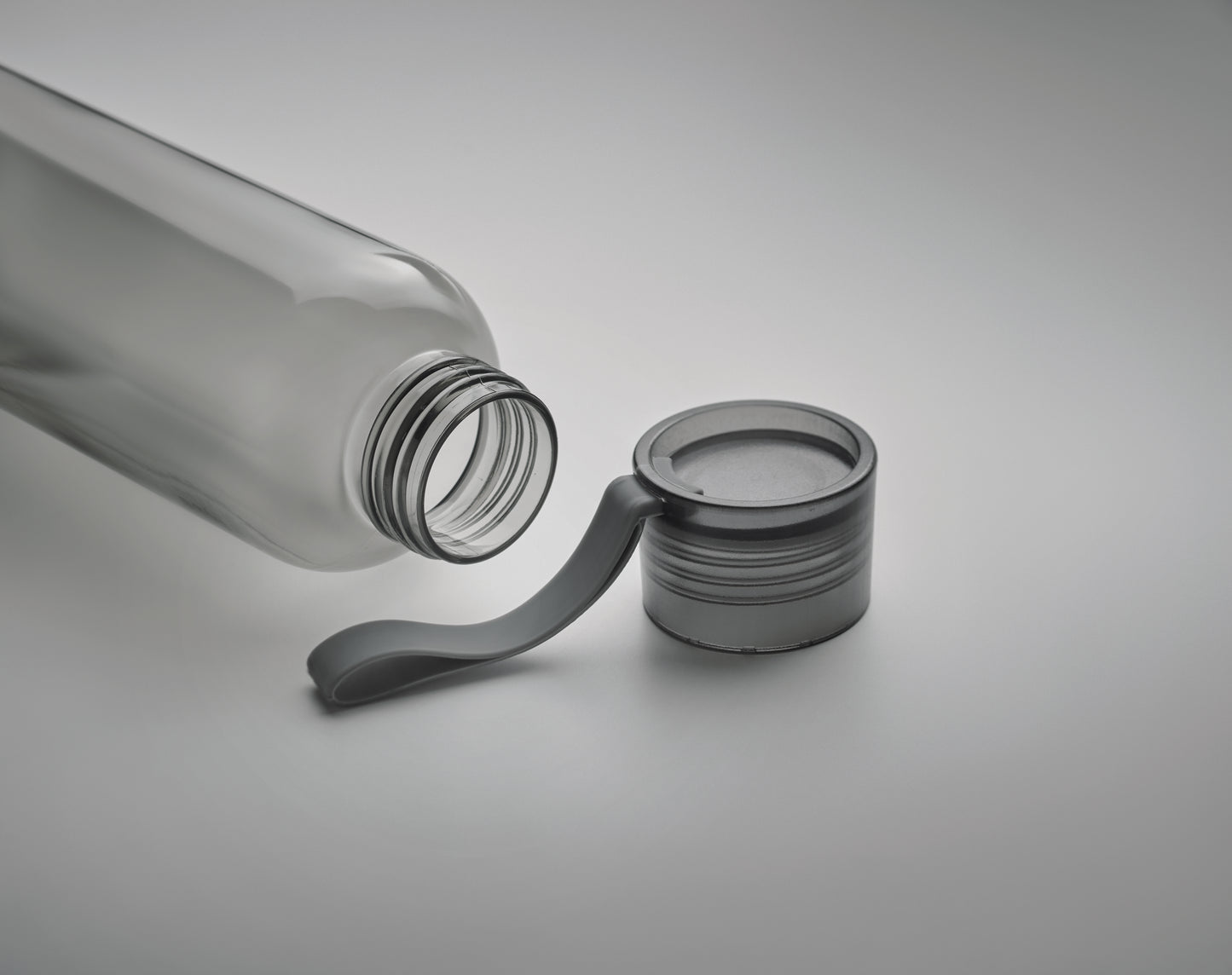 Trinkflasche aus BPA freiem Tritan™. Mit Silikonaufhänger. Füllmenge: 500 ml. Nicht geeignet