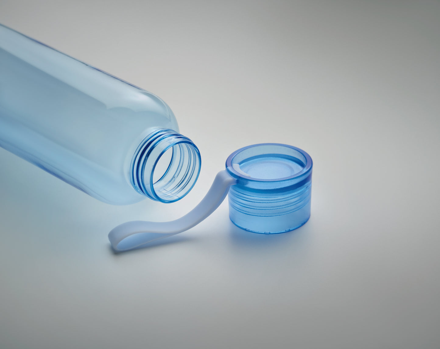 Trinkflasche aus BPA freiem Tritan™. Mit Silikonaufhänger. Füllmenge: 500 ml. Nicht geeignet