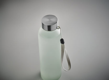 Glasflasche. Sie hat einen Deckel aus Edelstahl und einen Aufhängeriemen. Fassungsvermögen: 500