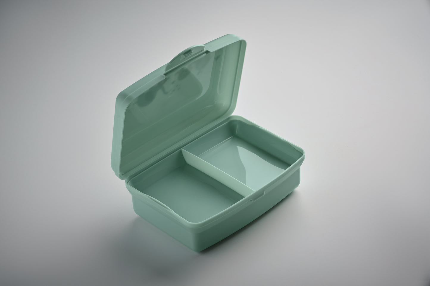 Lunchbox für Kinder aus PP mit Klickverschluss und Innenfach. Füllmenge: 700 ml.
