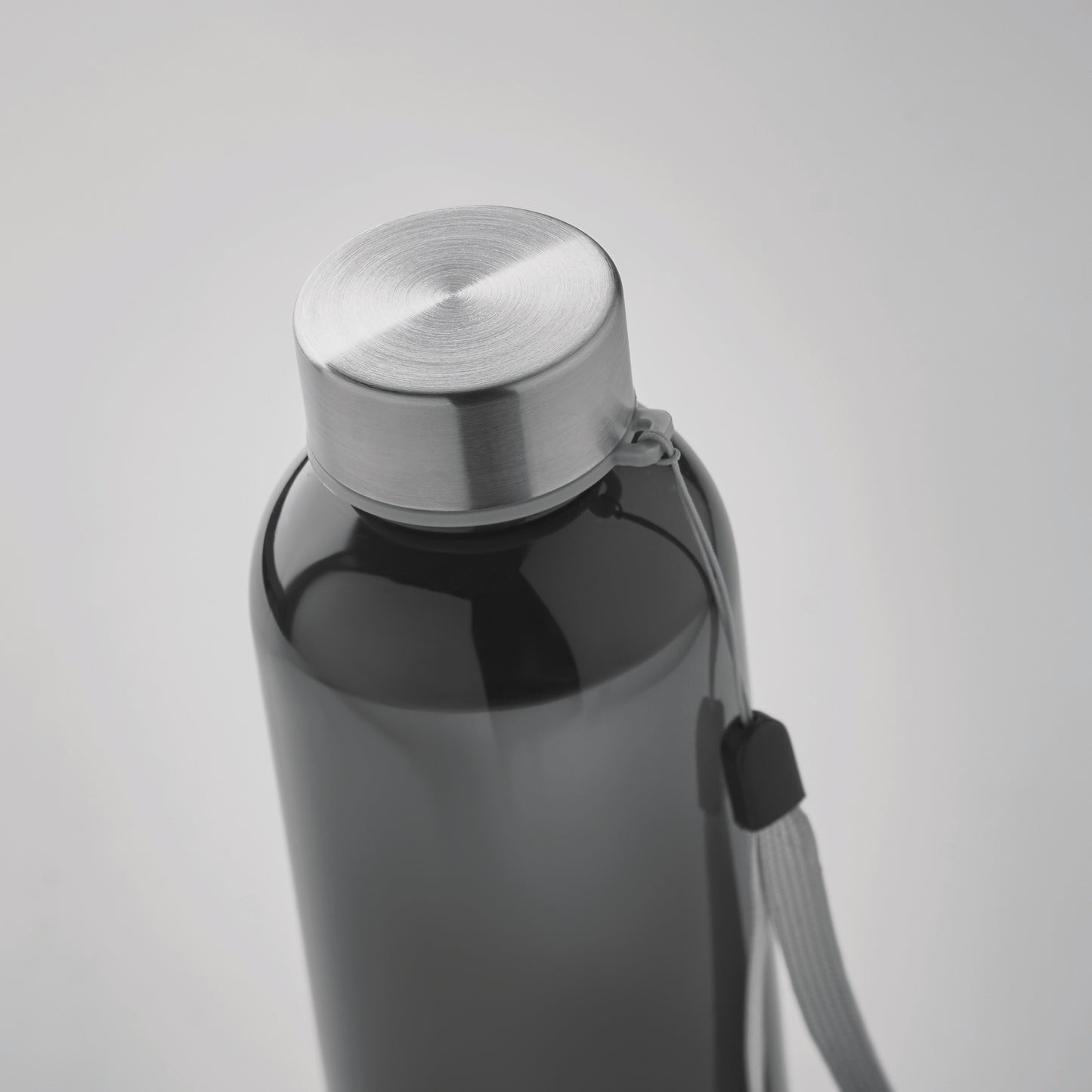 Trinkflasche aus Tritan Renew™. BPA-frei. Verschluss aus Edelstahl. Handschlaufe. Auslaufsicher. Füllmenge: 500