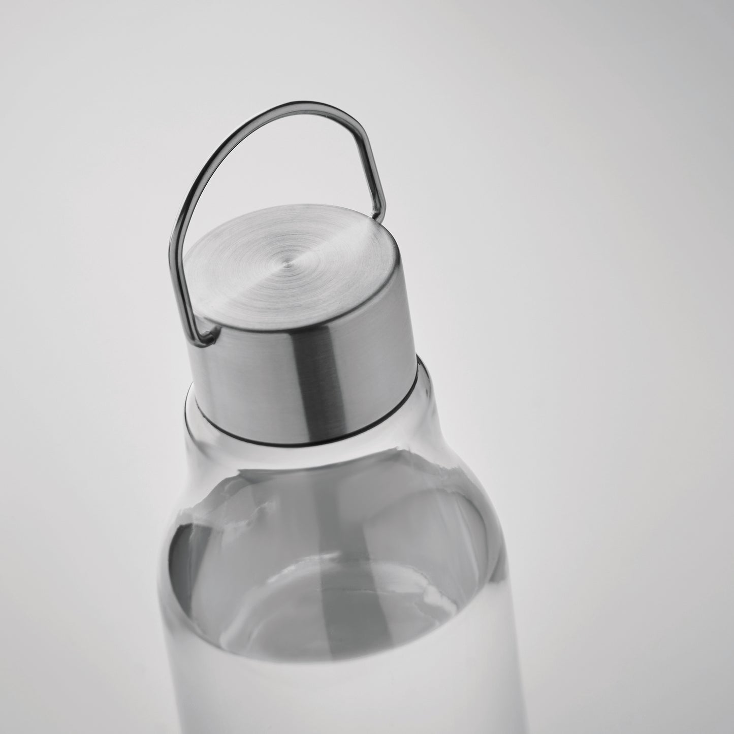 Trinkflasche aus Tritan Renew™. BPA-frei. Verschluss aus Edelstahl mit Henkel. Auslaufsicher. Füllmenge: