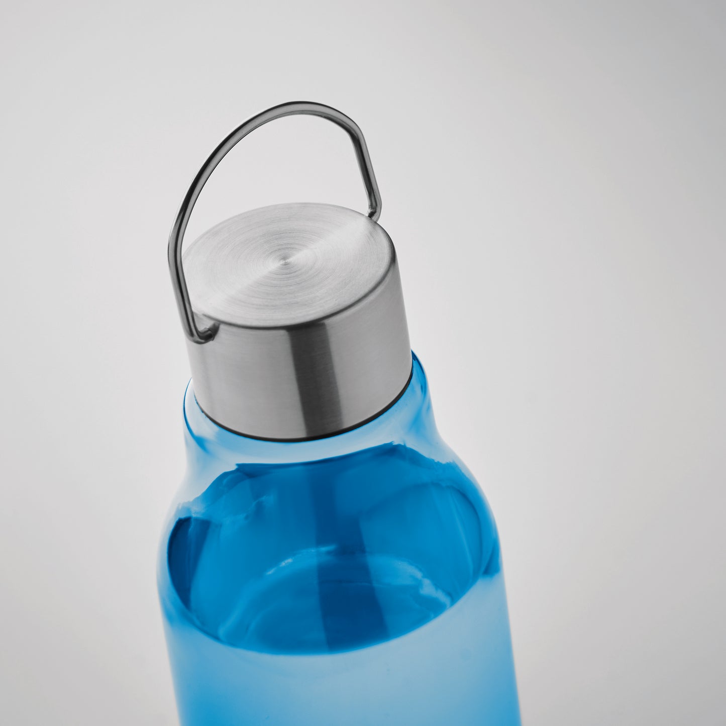 Trinkflasche aus Tritan Renew™. BPA-frei. Verschluss aus Edelstahl mit Henkel. Auslaufsicher. Füllmenge:
