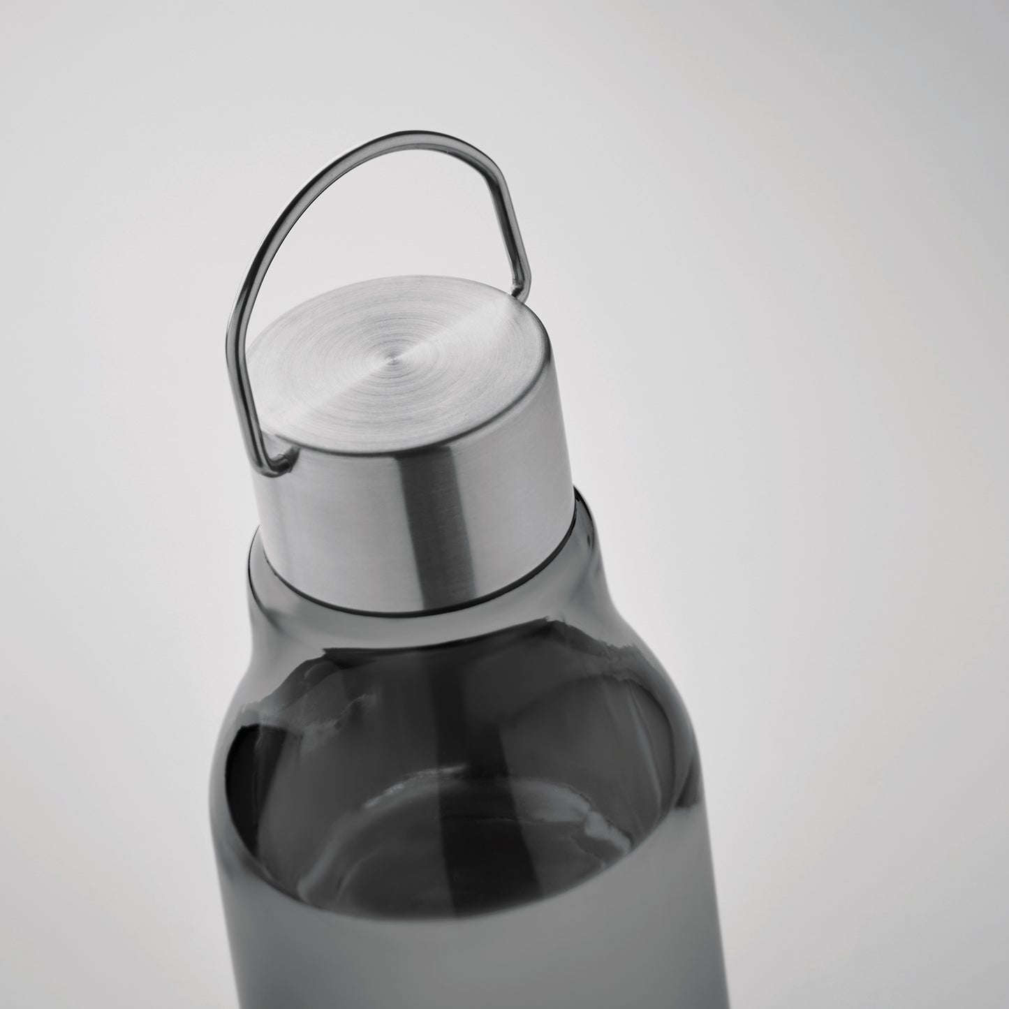 Trinkflasche aus Tritan Renew™. BPA-frei. Verschluss aus Edelstahl mit Henkel. Auslaufsicher. Füllmenge: