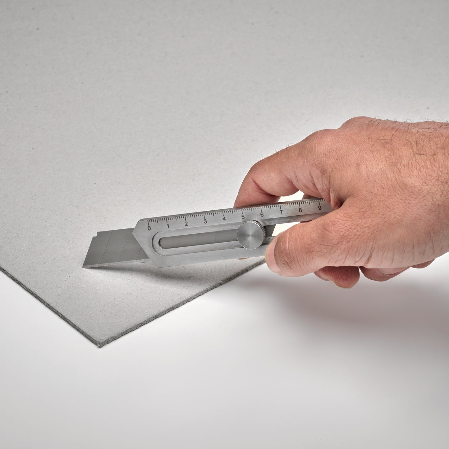 Einziehbares Cuttermesser mit 8 Klingen aus Karbonstahl Kapselheber Schraubenschlüssel und Lineal.