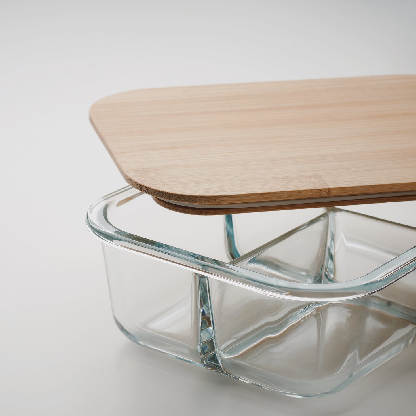 Lunchbox aus Borosilikatglas mit 3 Fächern. Deckel aus Bambus und Verschlussband aus