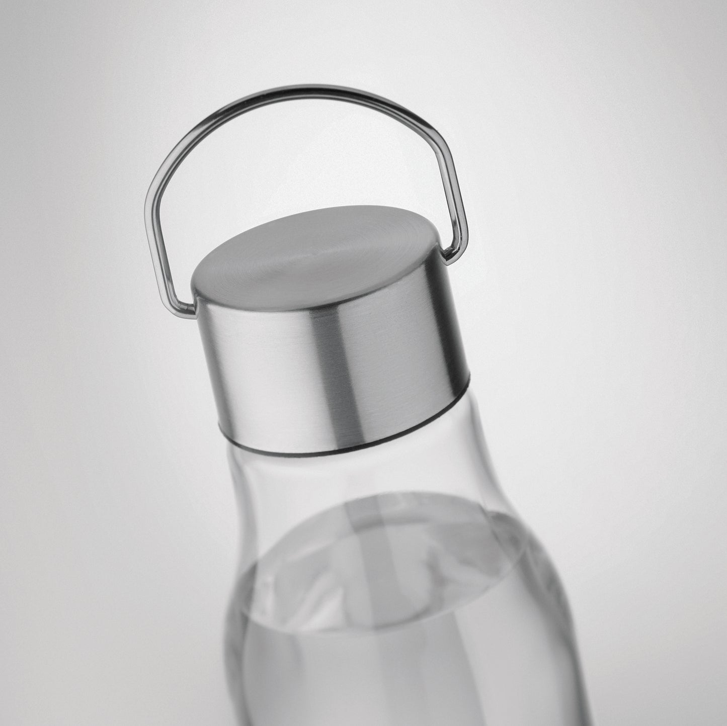 Trinkflasche aus BPA-freiem RPET. Verschluss aus Edelstahl mit Henkel. Auslaufsicher. Füllmenge: 600