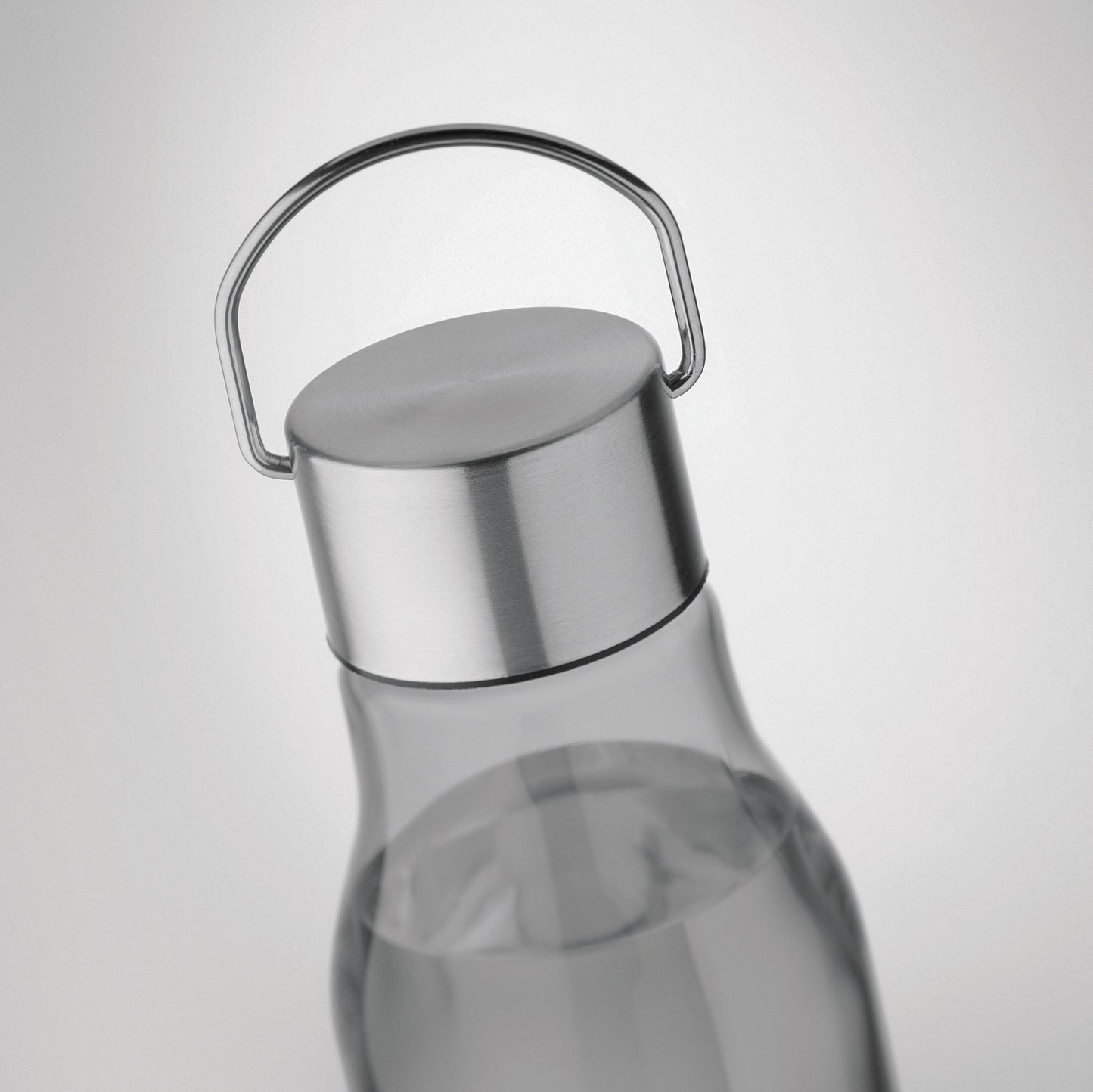 Trinkflasche aus BPA-freiem RPET. Verschluss aus Edelstahl mit Henkel. Auslaufsicher. Füllmenge: 600