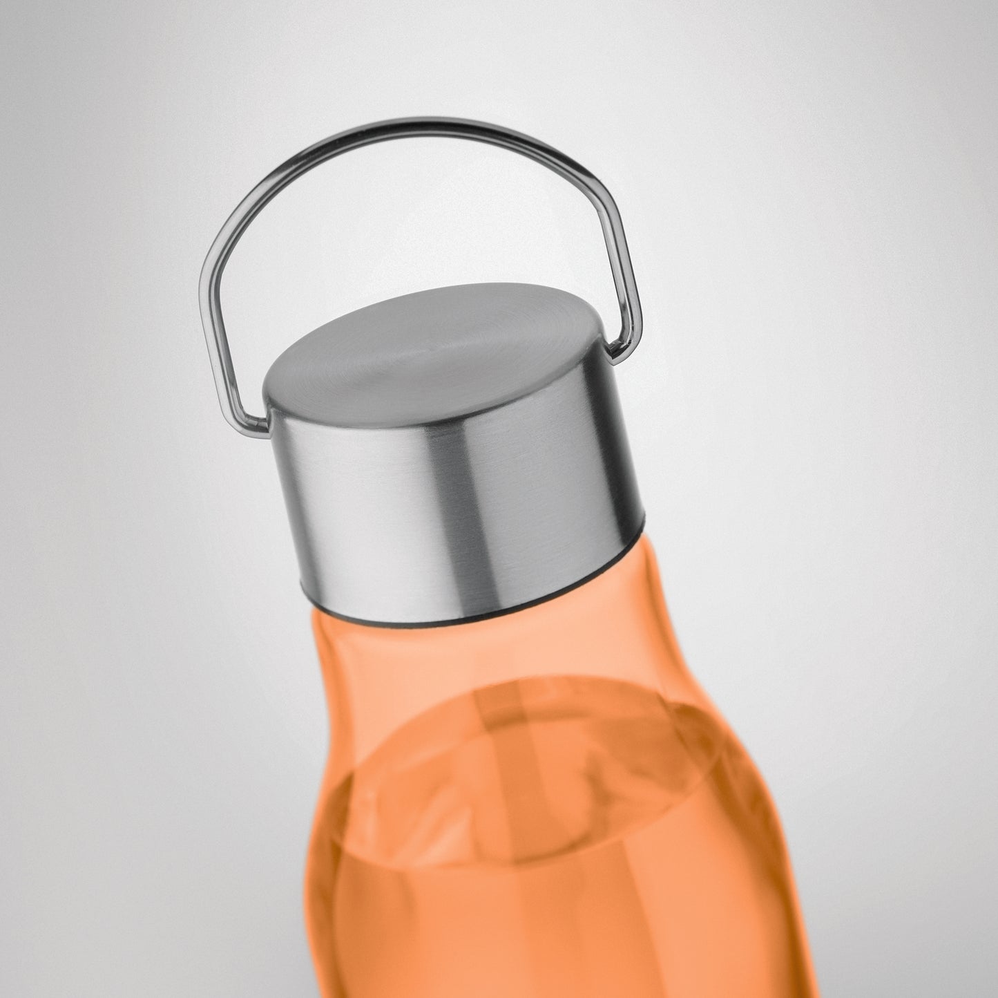 Trinkflasche aus BPA-freiem RPET. Verschluss aus Edelstahl mit Henkel. Auslaufsicher. Füllmenge: 600