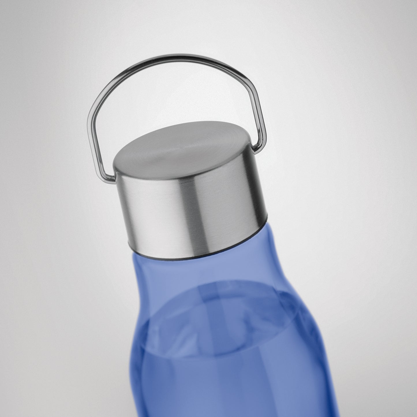 Trinkflasche aus BPA-freiem RPET. Verschluss aus Edelstahl mit Henkel. Auslaufsicher. Füllmenge: 600