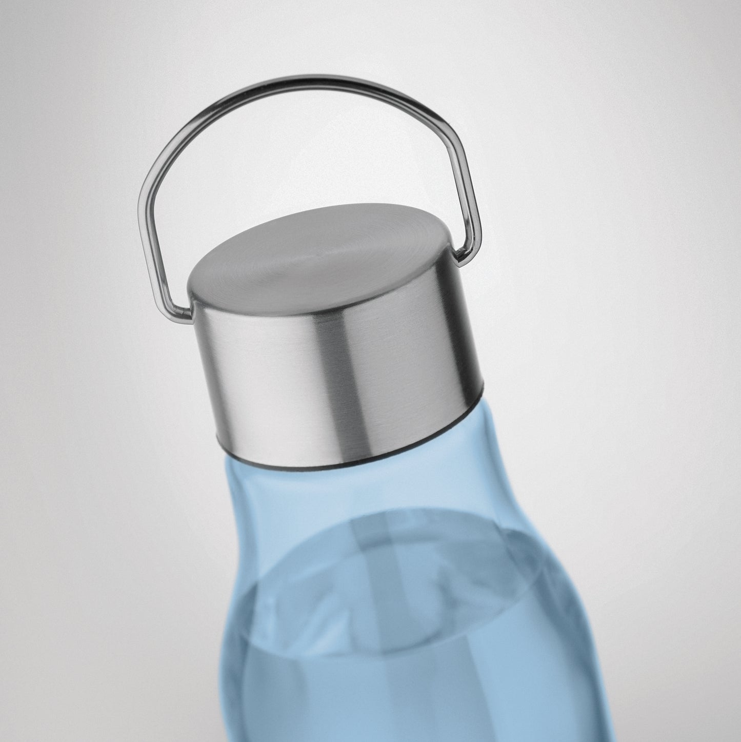 Trinkflasche aus BPA-freiem RPET. Verschluss aus Edelstahl mit Henkel. Auslaufsicher. Füllmenge: 600