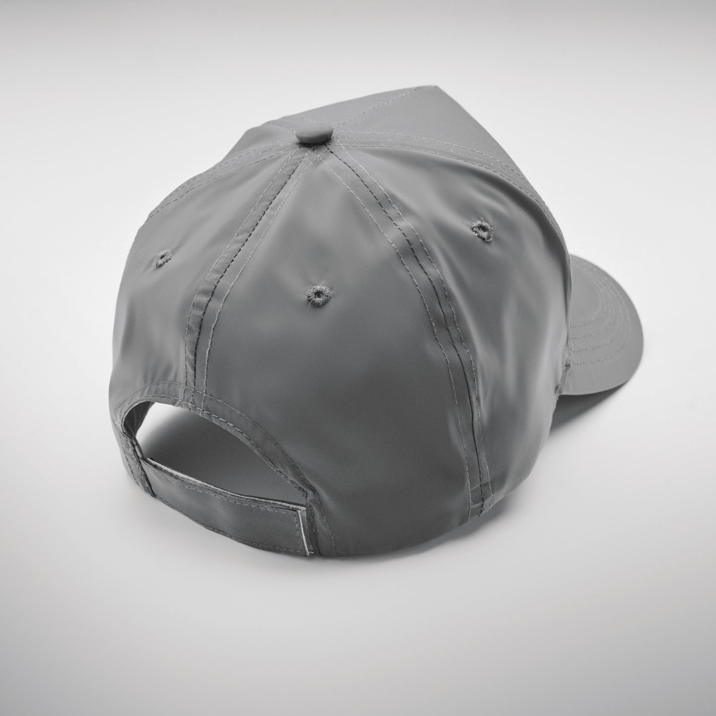 5-Panel-Baseball Cap aus hochreflektierendem 190T-Polyester. 4 umstickte Belüftungslöcher. Klettverschluss. Größe 7 1/4.