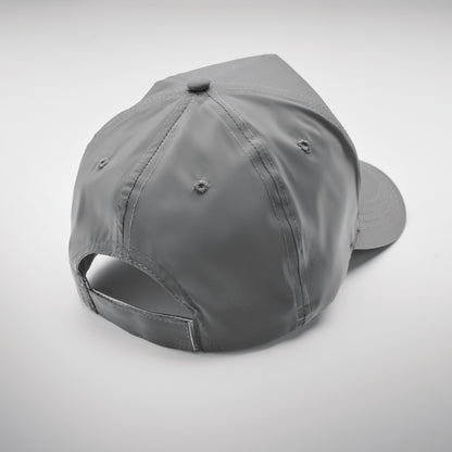 5-Panel-Baseball Cap aus hochreflektierendem 190T-Polyester. 4 umstickte Belüftungslöcher. Klettverschluss. Größe 7 1/4.