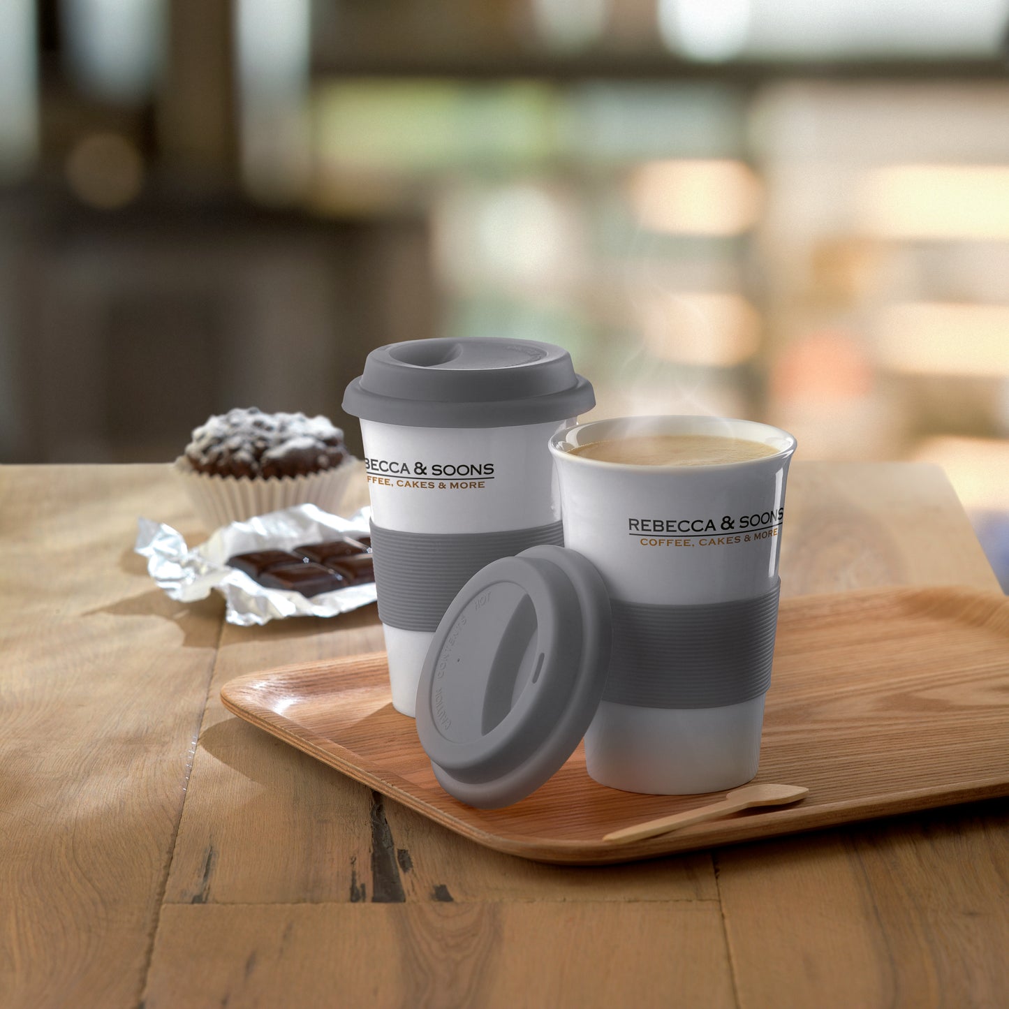Einwandiger Keramikbecher mit Silikon-Deckel und einem Silikon-Griff . Füllmenge 400ml. Nur Keramik-Transferdruck