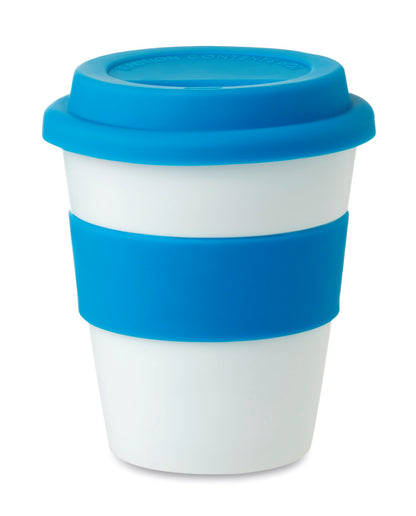 Einwandiger Becher aus glänzend weißem PP mit Silikon-Deckel und -Griff. Füllmenge: 350