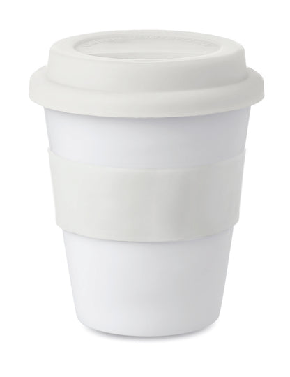 Einwandiger Becher aus glänzend weißem PP mit Silikon-Deckel und -Griff. Füllmenge: 350